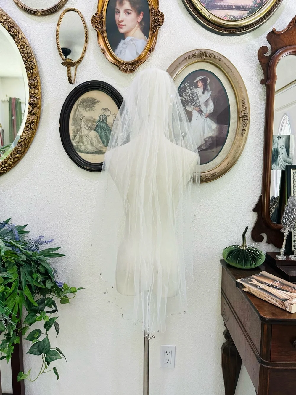Classic White Lace Bridal Veil with Scalloped Edging